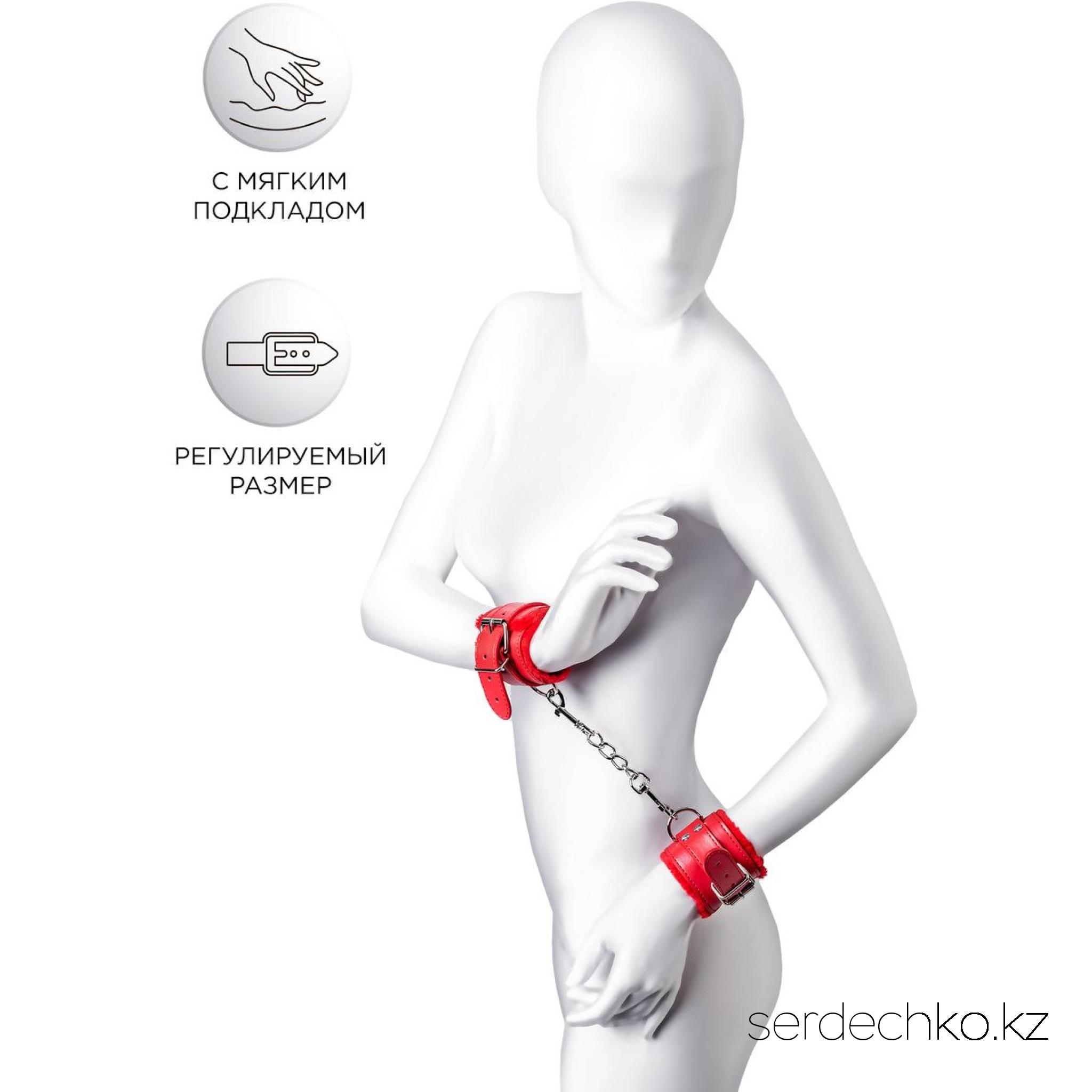 Наручники Anonymo #0105, PU кожа, красные, 19,5 см, 
	Наручники яркого красного цвета с металлической отделкой говорят вовсе не об агрессии. Эти произведения искусства говорят о страсти, которую можно проявить, но только с разрешения Доминанта.

	Подклад из искусственного меха делает ношение этих наручников более комфортным, но расслабиться в них не получится – цепочка на карабинах сильно ограничивает свободу действий.

	Длина наручников позволяет использовать их практически на любой размер рук. Отрегулировать размер и силу обхвата легко с помощью ремешка и металлической пряжки.

	Наручники – классический предмет для игры в подчинение, обязательный для начинающих и опытных поклонников БДСМ. Дополните комплект аксессуарами – ошейником, кляпом, оковами и продемонстрируйте что значит грубое обращение и полный контроль над свободой.

	Материал: PU кожа, металл

	Цвет: красный

	Длина: 19,5 см

	Ширина: 5,5 см

	Длина сцепки: 15,5 см
