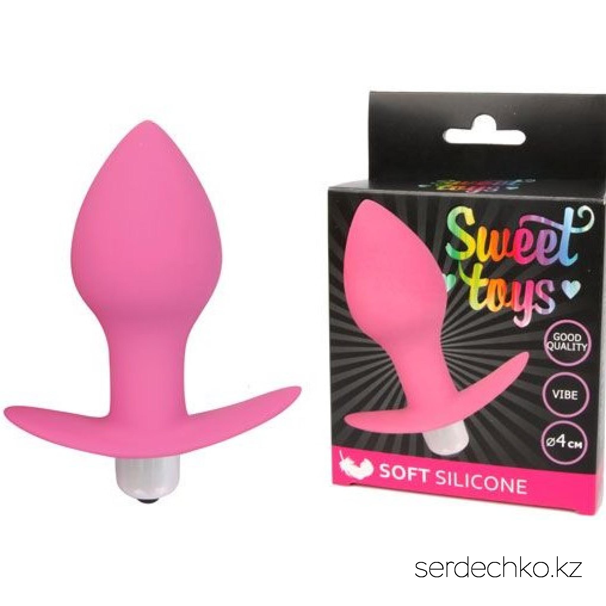 ВТУЛКА АНАЛЬНАЯ С ВИБРАЦИЕЙ L 80 мм D 40 мм, 
	ВТУЛКА АНАЛЬНАЯ С ВИБРАЦИЕЙ L 80 мм D 40 мм, цвет розовый 

	Великолепная анальная втулка с вибрацией – шикарный подарок для любителей особых удовольствий! Эргономичная форма «секс-игрушки» способствует легкому введению. Ручка-ограничитель позволяет контролировать глубину проникновения.
	Интимный аксессуар подарит ни с чем не сравнимые эмоции. Добавит остроты ощущениям режим «вибрация». Втулка подходит для постоянного ношения.
	Изделие просто в использовании и уходе.
	Рекомендуется использовать втулку совместно с лубрикантом для «секс-игрушек» «SEXTOYS» из серии «SEX EXPERT» и очищающий спрей с антимикробным эффектом «CLEARTOY» для экспресс-обработки.
	БАТАРЕЙКИ: 3 шт., LR44
